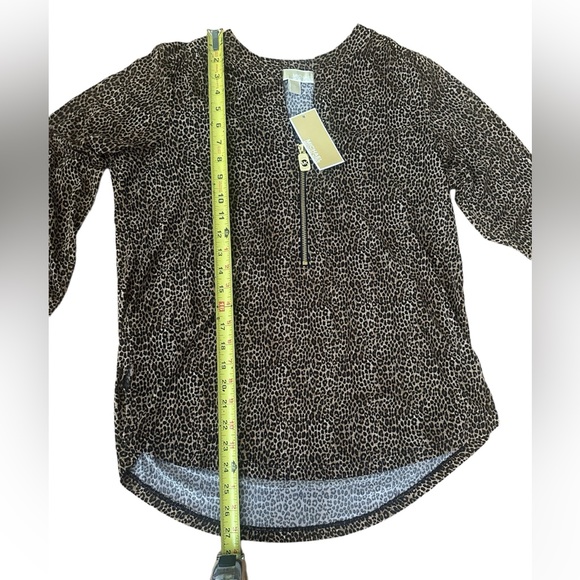 Michael Kors NWT animal print blouse, roll sleeve, gold zipper, size Med - Picture 6 of 8